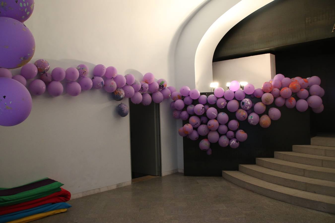 Ante las condiciones climatológicas adversas, el auditorio del Conventual San Agustín se convirtió en el mejor escenario para acoger las actividades que, con motivo del Día Mundial del Alzhéimer, la Asociación de Familiares de Personas con Alzheimer y otras Demencias de Jerez de los Caballeros y Comarca Sierra Suroeste (AFAD) había preparado en el municipio. Una gran pancarta con el lema 'Evolución', realizada por los alumnos del Colegio de Educación Especial 'Nuestra Señora de Aguasantas', presidió el escenario, y una marea de globos morados con distintos dibujos, realizados por los alumnos de los colegios 'Sotomayor y Terrazas' y 'El Rodeo', tiñó de color, empatía, sensibilidad y creatividad el citado auditorio.La jornada comenzó con la canción 'Estoy contigo' de la Oreja de Van Gogh. A continuación, tuvo lugar una mesa redonda en la que cinco personas contaron su testimonio en relación a esta enfermedad. Posteriormente, se dio paso a la lectura de un manifiesto; la entrega de diploma a las personas y colectivos colaboradores, y la lectura de dos cuentos infantiles.