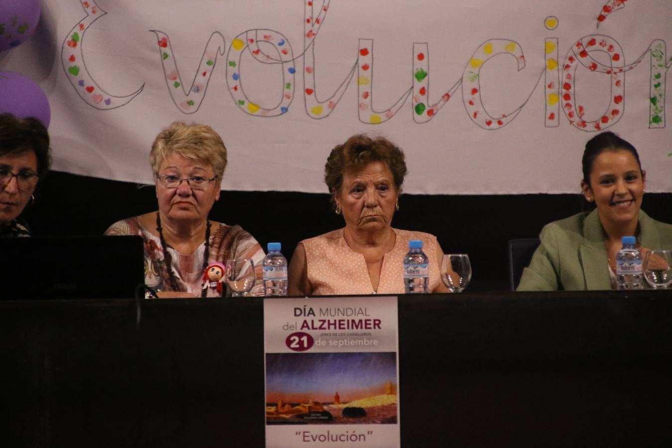 Ante las condiciones climatológicas adversas, el auditorio del Conventual San Agustín se convirtió en el mejor escenario para acoger las actividades que, con motivo del Día Mundial del Alzhéimer, la Asociación de Familiares de Personas con Alzheimer y otras Demencias de Jerez de los Caballeros y Comarca Sierra Suroeste (AFAD) había preparado en el municipio. Una gran pancarta con el lema 'Evolución', realizada por los alumnos del Colegio de Educación Especial 'Nuestra Señora de Aguasantas', presidió el escenario, y una marea de globos morados con distintos dibujos, realizados por los alumnos de los colegios 'Sotomayor y Terrazas' y 'El Rodeo', tiñó de color, empatía, sensibilidad y creatividad el citado auditorio.La jornada comenzó con la canción 'Estoy contigo' de la Oreja de Van Gogh. A continuación, tuvo lugar una mesa redonda en la que cinco personas contaron su testimonio en relación a esta enfermedad. Posteriormente, se dio paso a la lectura de un manifiesto; la entrega de diploma a las personas y colectivos colaboradores, y la lectura de dos cuentos infantiles.