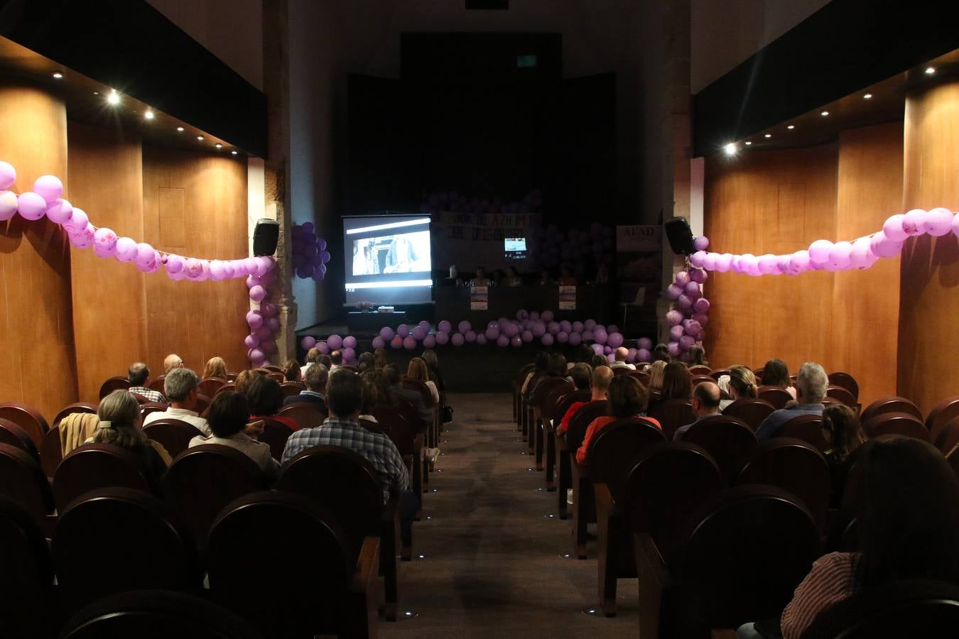 Ante las condiciones climatológicas adversas, el auditorio del Conventual San Agustín se convirtió en el mejor escenario para acoger las actividades que, con motivo del Día Mundial del Alzhéimer, la Asociación de Familiares de Personas con Alzheimer y otras Demencias de Jerez de los Caballeros y Comarca Sierra Suroeste (AFAD) había preparado en el municipio. Una gran pancarta con el lema 'Evolución', realizada por los alumnos del Colegio de Educación Especial 'Nuestra Señora de Aguasantas', presidió el escenario, y una marea de globos morados con distintos dibujos, realizados por los alumnos de los colegios 'Sotomayor y Terrazas' y 'El Rodeo', tiñó de color, empatía, sensibilidad y creatividad el citado auditorio.La jornada comenzó con la canción 'Estoy contigo' de la Oreja de Van Gogh. A continuación, tuvo lugar una mesa redonda en la que cinco personas contaron su testimonio en relación a esta enfermedad. Posteriormente, se dio paso a la lectura de un manifiesto; la entrega de diploma a las personas y colectivos colaboradores, y la lectura de dos cuentos infantiles.