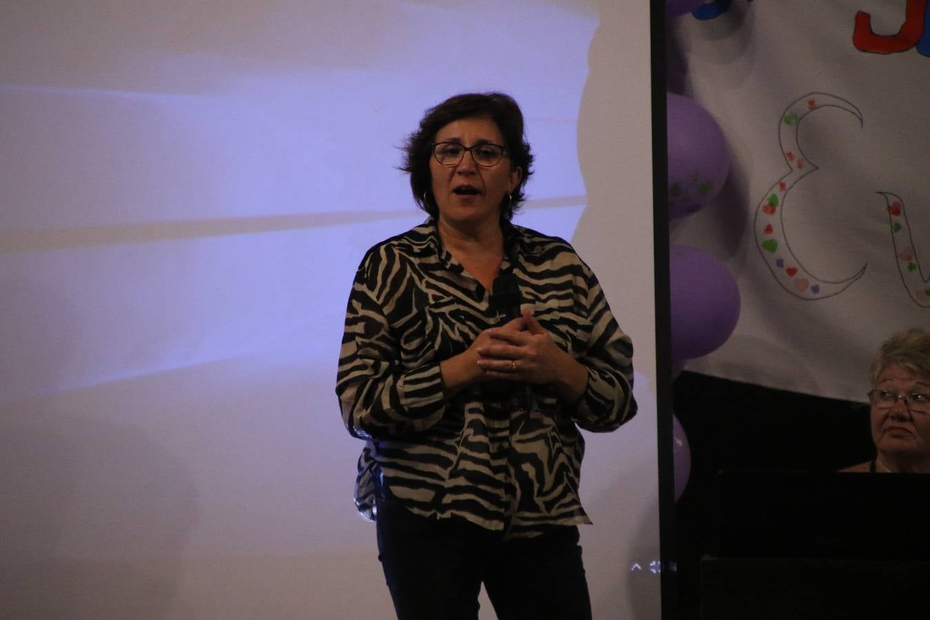 Ante las condiciones climatológicas adversas, el auditorio del Conventual San Agustín se convirtió en el mejor escenario para acoger las actividades que, con motivo del Día Mundial del Alzhéimer, la Asociación de Familiares de Personas con Alzheimer y otras Demencias de Jerez de los Caballeros y Comarca Sierra Suroeste (AFAD) había preparado en el municipio. Una gran pancarta con el lema 'Evolución', realizada por los alumnos del Colegio de Educación Especial 'Nuestra Señora de Aguasantas', presidió el escenario, y una marea de globos morados con distintos dibujos, realizados por los alumnos de los colegios 'Sotomayor y Terrazas' y 'El Rodeo', tiñó de color, empatía, sensibilidad y creatividad el citado auditorio.La jornada comenzó con la canción 'Estoy contigo' de la Oreja de Van Gogh. A continuación, tuvo lugar una mesa redonda en la que cinco personas contaron su testimonio en relación a esta enfermedad. Posteriormente, se dio paso a la lectura de un manifiesto; la entrega de diploma a las personas y colectivos colaboradores, y la lectura de dos cuentos infantiles.