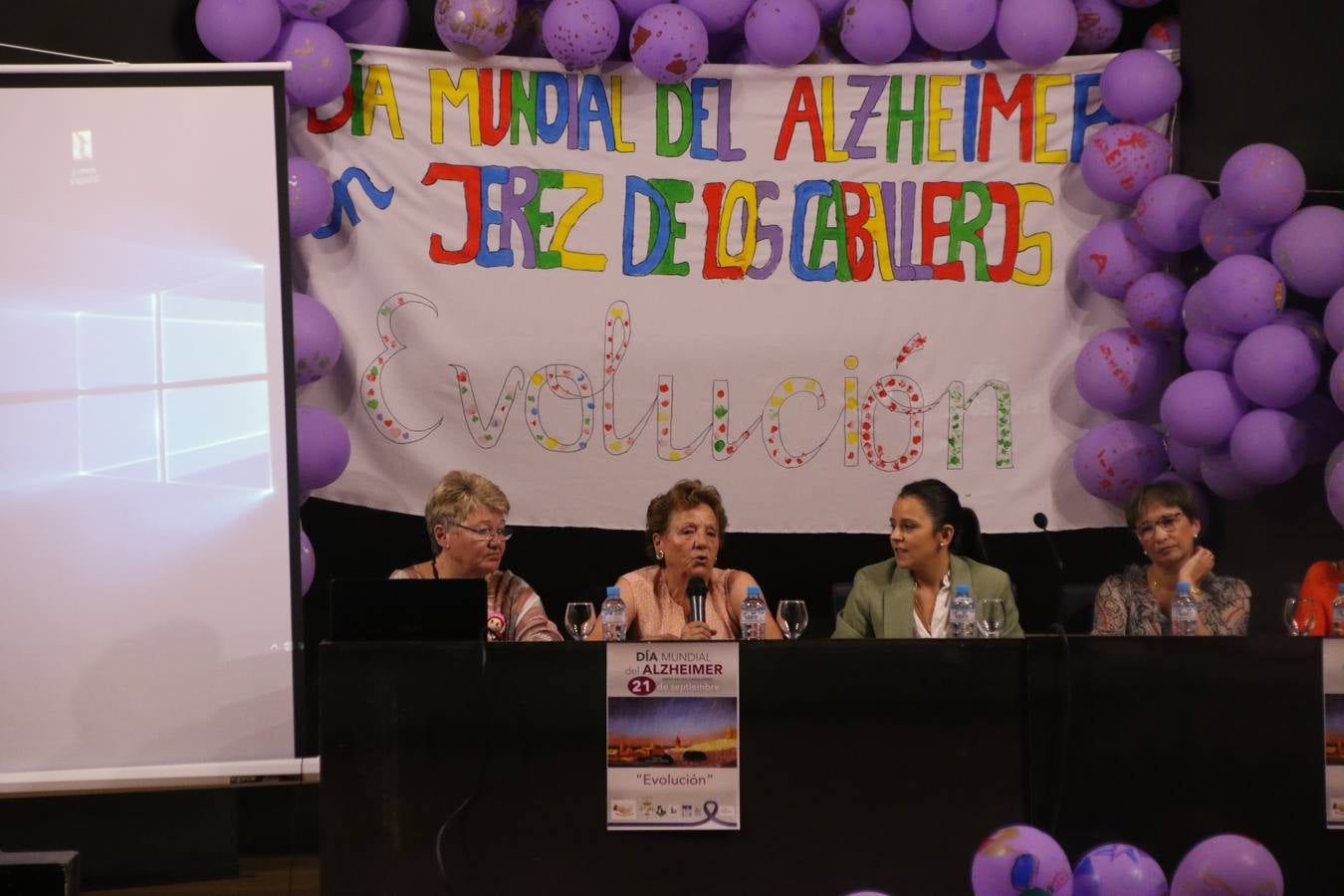 Ante las condiciones climatológicas adversas, el auditorio del Conventual San Agustín se convirtió en el mejor escenario para acoger las actividades que, con motivo del Día Mundial del Alzhéimer, la Asociación de Familiares de Personas con Alzheimer y otras Demencias de Jerez de los Caballeros y Comarca Sierra Suroeste (AFAD) había preparado en el municipio. Una gran pancarta con el lema 'Evolución', realizada por los alumnos del Colegio de Educación Especial 'Nuestra Señora de Aguasantas', presidió el escenario, y una marea de globos morados con distintos dibujos, realizados por los alumnos de los colegios 'Sotomayor y Terrazas' y 'El Rodeo', tiñó de color, empatía, sensibilidad y creatividad el citado auditorio.La jornada comenzó con la canción 'Estoy contigo' de la Oreja de Van Gogh. A continuación, tuvo lugar una mesa redonda en la que cinco personas contaron su testimonio en relación a esta enfermedad. Posteriormente, se dio paso a la lectura de un manifiesto; la entrega de diploma a las personas y colectivos colaboradores, y la lectura de dos cuentos infantiles.