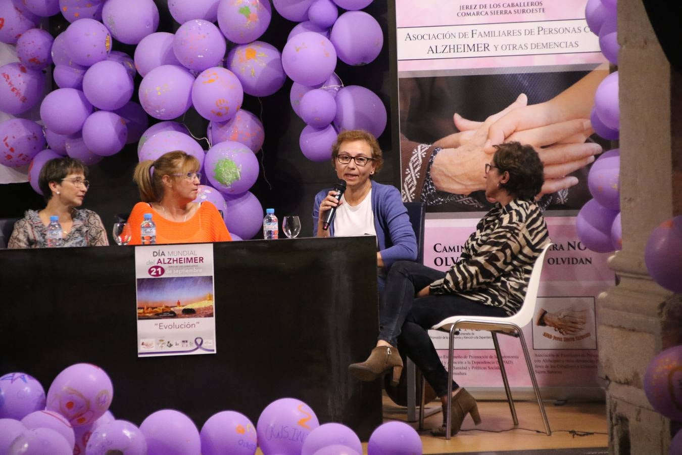 Ante las condiciones climatológicas adversas, el auditorio del Conventual San Agustín se convirtió en el mejor escenario para acoger las actividades que, con motivo del Día Mundial del Alzhéimer, la Asociación de Familiares de Personas con Alzheimer y otras Demencias de Jerez de los Caballeros y Comarca Sierra Suroeste (AFAD) había preparado en el municipio. Una gran pancarta con el lema 'Evolución', realizada por los alumnos del Colegio de Educación Especial 'Nuestra Señora de Aguasantas', presidió el escenario, y una marea de globos morados con distintos dibujos, realizados por los alumnos de los colegios 'Sotomayor y Terrazas' y 'El Rodeo', tiñó de color, empatía, sensibilidad y creatividad el citado auditorio.La jornada comenzó con la canción 'Estoy contigo' de la Oreja de Van Gogh. A continuación, tuvo lugar una mesa redonda en la que cinco personas contaron su testimonio en relación a esta enfermedad. Posteriormente, se dio paso a la lectura de un manifiesto; la entrega de diploma a las personas y colectivos colaboradores, y la lectura de dos cuentos infantiles.