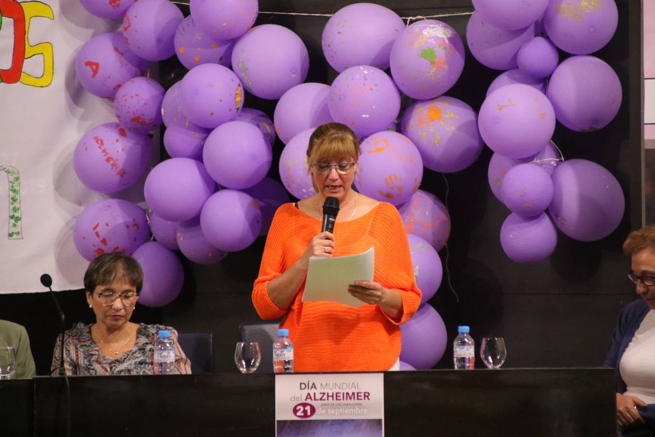 Ante las condiciones climatológicas adversas, el auditorio del Conventual San Agustín se convirtió en el mejor escenario para acoger las actividades que, con motivo del Día Mundial del Alzhéimer, la Asociación de Familiares de Personas con Alzheimer y otras Demencias de Jerez de los Caballeros y Comarca Sierra Suroeste (AFAD) había preparado en el municipio. Una gran pancarta con el lema 'Evolución', realizada por los alumnos del Colegio de Educación Especial 'Nuestra Señora de Aguasantas', presidió el escenario, y una marea de globos morados con distintos dibujos, realizados por los alumnos de los colegios 'Sotomayor y Terrazas' y 'El Rodeo', tiñó de color, empatía, sensibilidad y creatividad el citado auditorio.La jornada comenzó con la canción 'Estoy contigo' de la Oreja de Van Gogh. A continuación, tuvo lugar una mesa redonda en la que cinco personas contaron su testimonio en relación a esta enfermedad. Posteriormente, se dio paso a la lectura de un manifiesto; la entrega de diploma a las personas y colectivos colaboradores, y la lectura de dos cuentos infantiles.