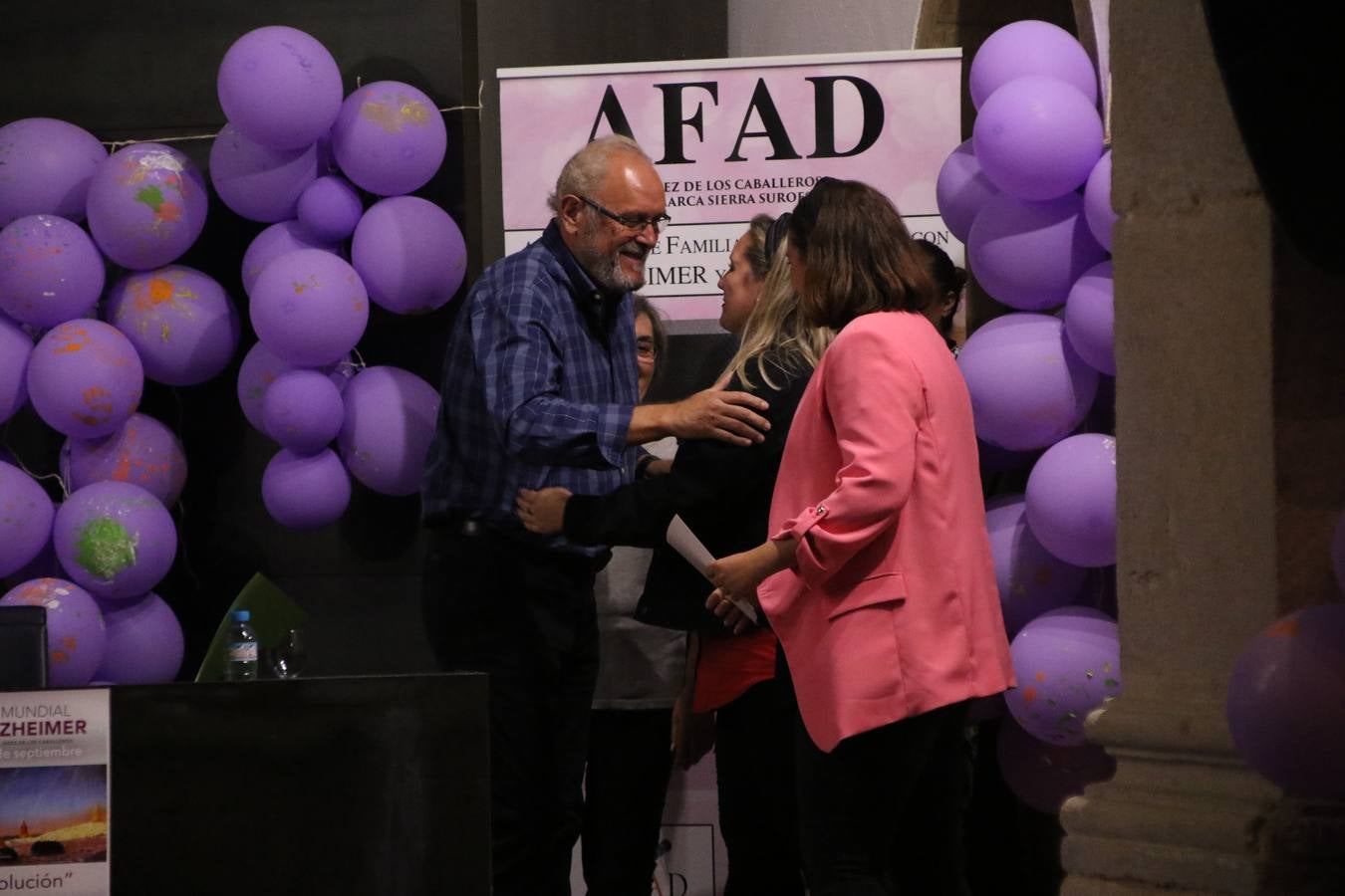 Ante las condiciones climatológicas adversas, el auditorio del Conventual San Agustín se convirtió en el mejor escenario para acoger las actividades que, con motivo del Día Mundial del Alzhéimer, la Asociación de Familiares de Personas con Alzheimer y otras Demencias de Jerez de los Caballeros y Comarca Sierra Suroeste (AFAD) había preparado en el municipio. Una gran pancarta con el lema 'Evolución', realizada por los alumnos del Colegio de Educación Especial 'Nuestra Señora de Aguasantas', presidió el escenario, y una marea de globos morados con distintos dibujos, realizados por los alumnos de los colegios 'Sotomayor y Terrazas' y 'El Rodeo', tiñó de color, empatía, sensibilidad y creatividad el citado auditorio.La jornada comenzó con la canción 'Estoy contigo' de la Oreja de Van Gogh. A continuación, tuvo lugar una mesa redonda en la que cinco personas contaron su testimonio en relación a esta enfermedad. Posteriormente, se dio paso a la lectura de un manifiesto; la entrega de diploma a las personas y colectivos colaboradores, y la lectura de dos cuentos infantiles.