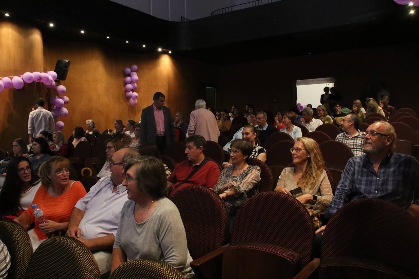 Ante las condiciones climatológicas adversas, el auditorio del Conventual San Agustín se convirtió en el mejor escenario para acoger las actividades que, con motivo del Día Mundial del Alzhéimer, la Asociación de Familiares de Personas con Alzheimer y otras Demencias de Jerez de los Caballeros y Comarca Sierra Suroeste (AFAD) había preparado en el municipio. Una gran pancarta con el lema 'Evolución', realizada por los alumnos del Colegio de Educación Especial 'Nuestra Señora de Aguasantas', presidió el escenario, y una marea de globos morados con distintos dibujos, realizados por los alumnos de los colegios 'Sotomayor y Terrazas' y 'El Rodeo', tiñó de color, empatía, sensibilidad y creatividad el citado auditorio.La jornada comenzó con la canción 'Estoy contigo' de la Oreja de Van Gogh. A continuación, tuvo lugar una mesa redonda en la que cinco personas contaron su testimonio en relación a esta enfermedad. Posteriormente, se dio paso a la lectura de un manifiesto; la entrega de diploma a las personas y colectivos colaboradores, y la lectura de dos cuentos infantiles.