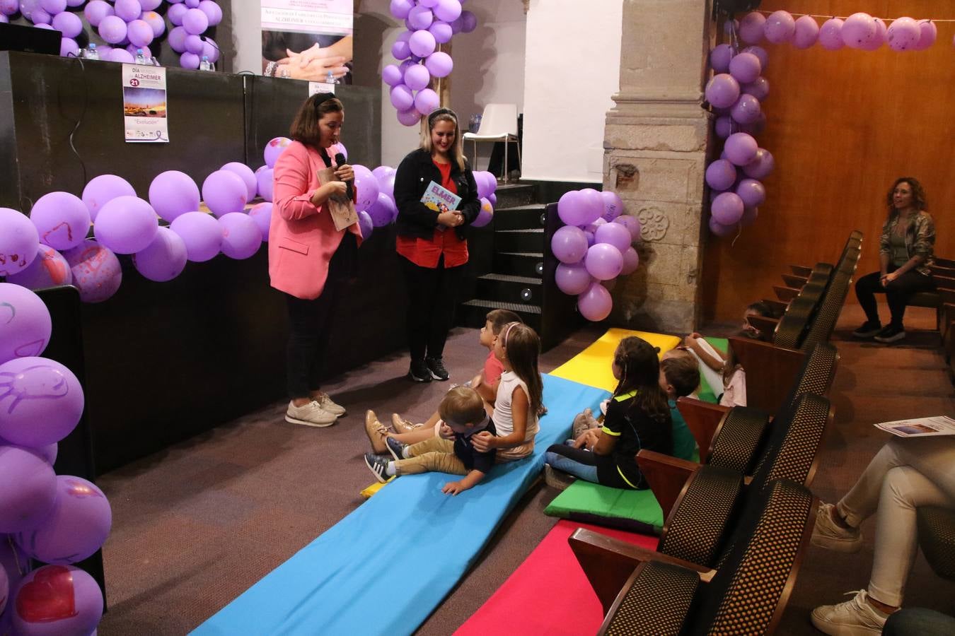 Ante las condiciones climatológicas adversas, el auditorio del Conventual San Agustín se convirtió en el mejor escenario para acoger las actividades que, con motivo del Día Mundial del Alzhéimer, la Asociación de Familiares de Personas con Alzheimer y otras Demencias de Jerez de los Caballeros y Comarca Sierra Suroeste (AFAD) había preparado en el municipio. Una gran pancarta con el lema 'Evolución', realizada por los alumnos del Colegio de Educación Especial 'Nuestra Señora de Aguasantas', presidió el escenario, y una marea de globos morados con distintos dibujos, realizados por los alumnos de los colegios 'Sotomayor y Terrazas' y 'El Rodeo', tiñó de color, empatía, sensibilidad y creatividad el citado auditorio.La jornada comenzó con la canción 'Estoy contigo' de la Oreja de Van Gogh. A continuación, tuvo lugar una mesa redonda en la que cinco personas contaron su testimonio en relación a esta enfermedad. Posteriormente, se dio paso a la lectura de un manifiesto; la entrega de diploma a las personas y colectivos colaboradores, y la lectura de dos cuentos infantiles.