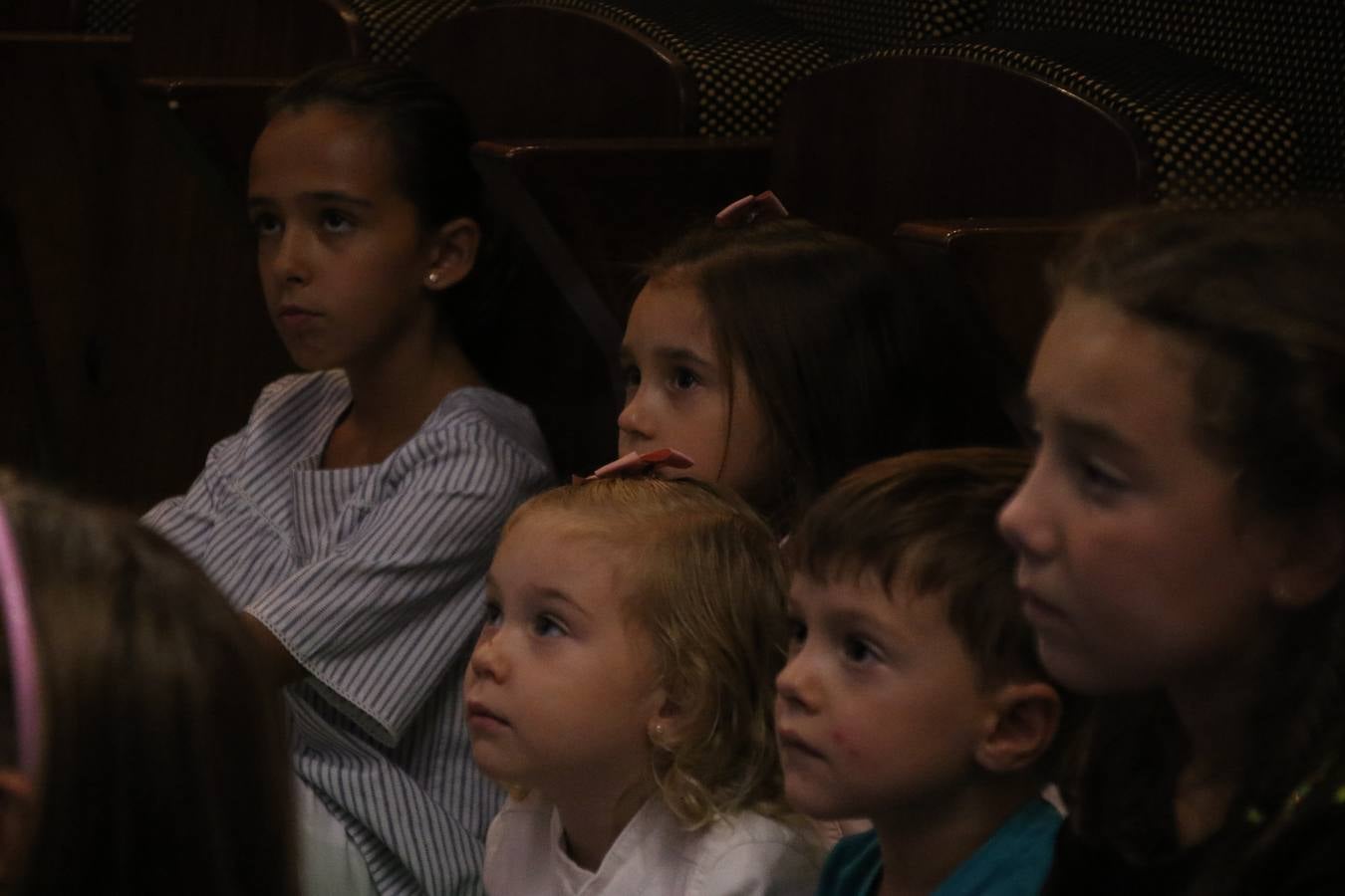 Ante las condiciones climatológicas adversas, el auditorio del Conventual San Agustín se convirtió en el mejor escenario para acoger las actividades que, con motivo del Día Mundial del Alzhéimer, la Asociación de Familiares de Personas con Alzheimer y otras Demencias de Jerez de los Caballeros y Comarca Sierra Suroeste (AFAD) había preparado en el municipio. Una gran pancarta con el lema 'Evolución', realizada por los alumnos del Colegio de Educación Especial 'Nuestra Señora de Aguasantas', presidió el escenario, y una marea de globos morados con distintos dibujos, realizados por los alumnos de los colegios 'Sotomayor y Terrazas' y 'El Rodeo', tiñó de color, empatía, sensibilidad y creatividad el citado auditorio.La jornada comenzó con la canción 'Estoy contigo' de la Oreja de Van Gogh. A continuación, tuvo lugar una mesa redonda en la que cinco personas contaron su testimonio en relación a esta enfermedad. Posteriormente, se dio paso a la lectura de un manifiesto; la entrega de diploma a las personas y colectivos colaboradores, y la lectura de dos cuentos infantiles.