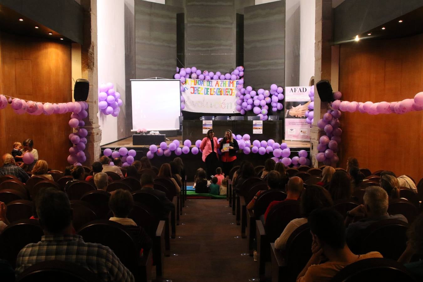 Ante las condiciones climatológicas adversas, el auditorio del Conventual San Agustín se convirtió en el mejor escenario para acoger las actividades que, con motivo del Día Mundial del Alzhéimer, la Asociación de Familiares de Personas con Alzheimer y otras Demencias de Jerez de los Caballeros y Comarca Sierra Suroeste (AFAD) había preparado en el municipio. Una gran pancarta con el lema 'Evolución', realizada por los alumnos del Colegio de Educación Especial 'Nuestra Señora de Aguasantas', presidió el escenario, y una marea de globos morados con distintos dibujos, realizados por los alumnos de los colegios 'Sotomayor y Terrazas' y 'El Rodeo', tiñó de color, empatía, sensibilidad y creatividad el citado auditorio.La jornada comenzó con la canción 'Estoy contigo' de la Oreja de Van Gogh. A continuación, tuvo lugar una mesa redonda en la que cinco personas contaron su testimonio en relación a esta enfermedad. Posteriormente, se dio paso a la lectura de un manifiesto; la entrega de diploma a las personas y colectivos colaboradores, y la lectura de dos cuentos infantiles.