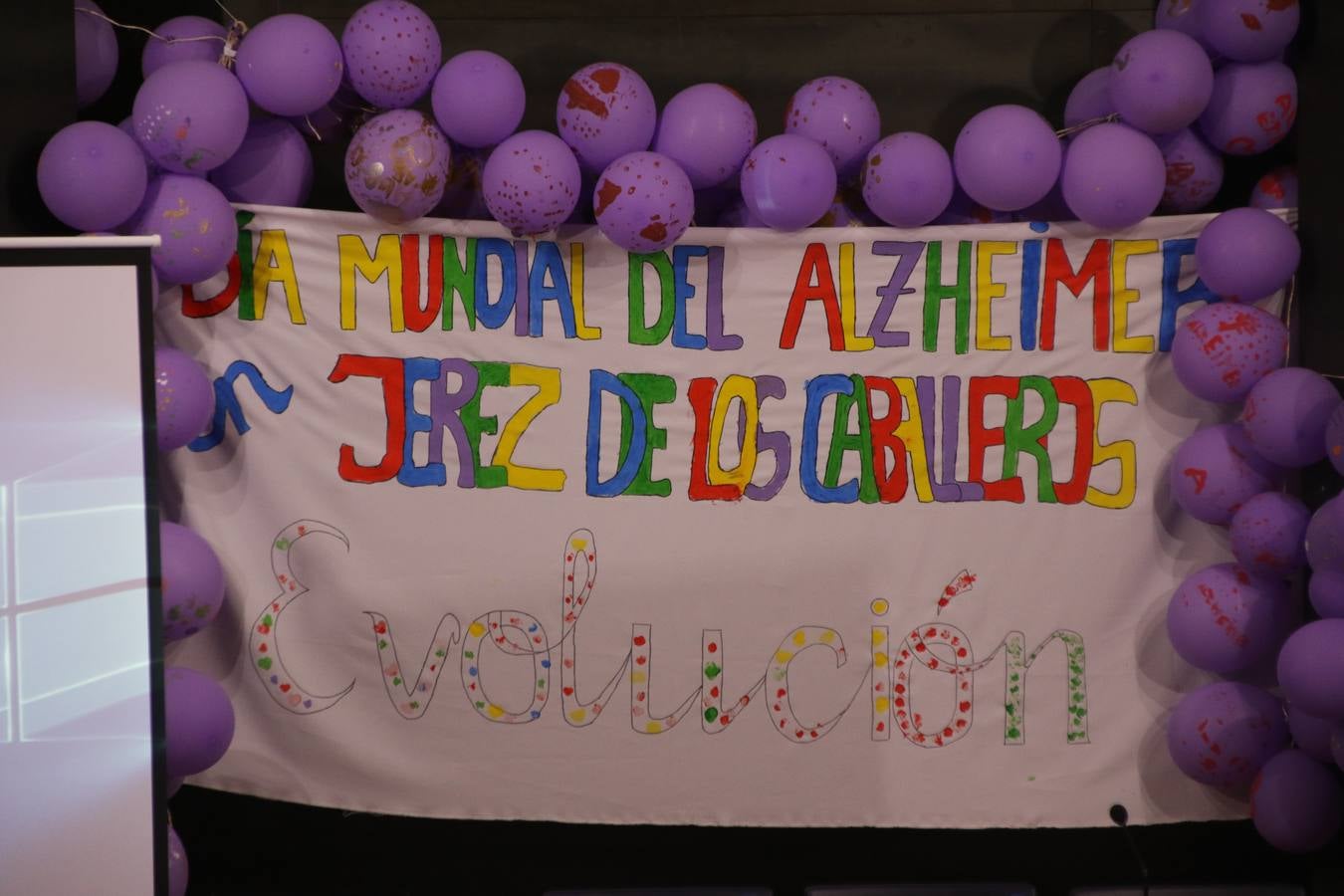 Ante las condiciones climatológicas adversas, el auditorio del Conventual San Agustín se convirtió en el mejor escenario para acoger las actividades que, con motivo del Día Mundial del Alzhéimer, la Asociación de Familiares de Personas con Alzheimer y otras Demencias de Jerez de los Caballeros y Comarca Sierra Suroeste (AFAD) había preparado en el municipio. Una gran pancarta con el lema 'Evolución', realizada por los alumnos del Colegio de Educación Especial 'Nuestra Señora de Aguasantas', presidió el escenario, y una marea de globos morados con distintos dibujos, realizados por los alumnos de los colegios 'Sotomayor y Terrazas' y 'El Rodeo', tiñó de color, empatía, sensibilidad y creatividad el citado auditorio.La jornada comenzó con la canción 'Estoy contigo' de la Oreja de Van Gogh. A continuación, tuvo lugar una mesa redonda en la que cinco personas contaron su testimonio en relación a esta enfermedad. Posteriormente, se dio paso a la lectura de un manifiesto; la entrega de diploma a las personas y colectivos colaboradores, y la lectura de dos cuentos infantiles.
