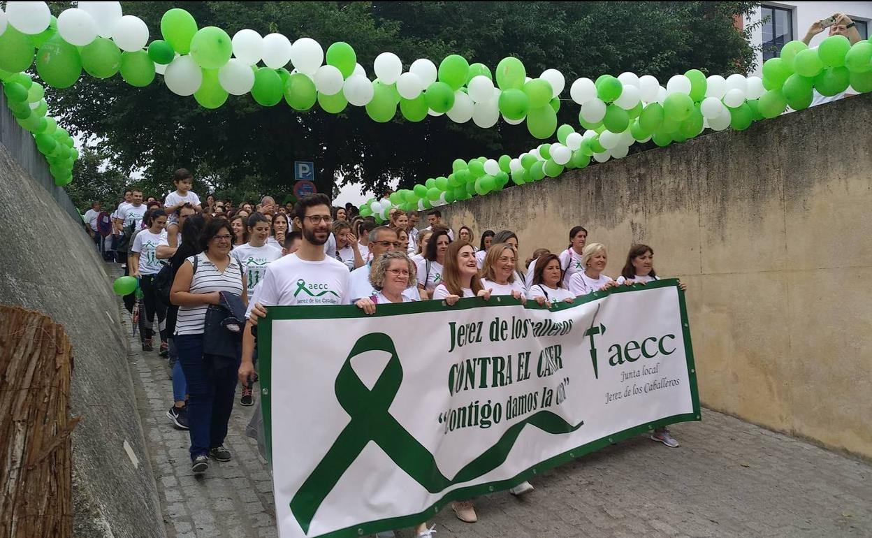 Inicio de la ruta en la Plaza de la Alcazaba bajo el lema, 'Contigo damos la cara'.