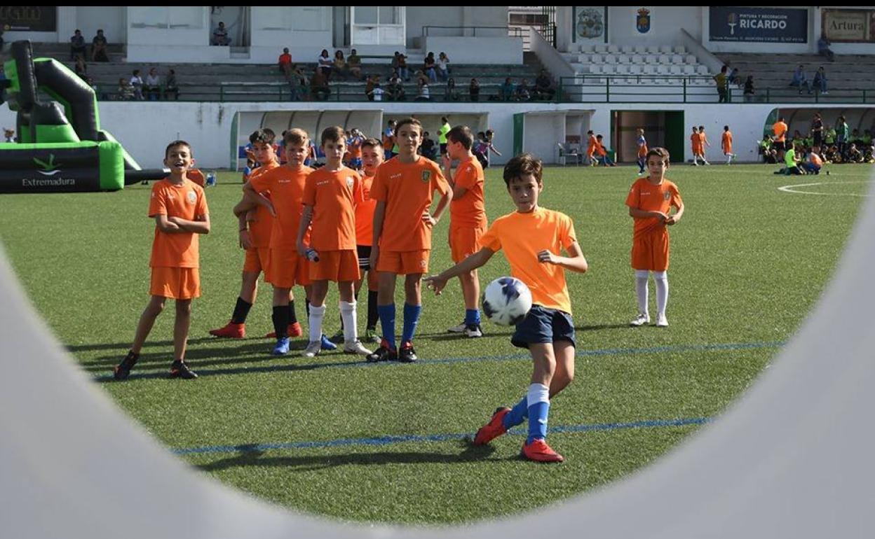 Las primeras actividades han tenido lugar este lunes en Navalmoral de la Mata y Mérida.