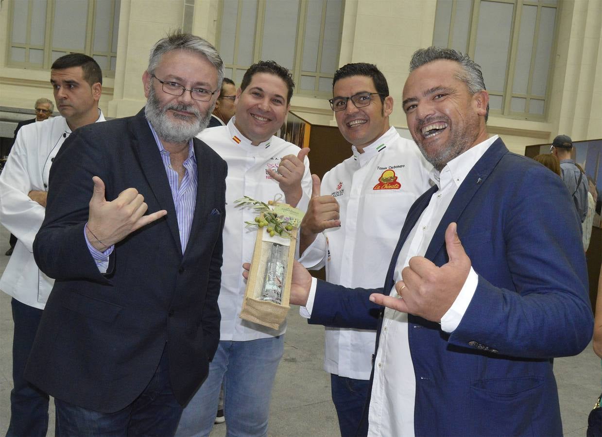 El pastelero villanovense Juan Antonio Parejo y el cocinero jerezano Tomás Carbonero han regresado «con muy buenas sensaciones y mejores expectativas» de la segunda edición del Salón Internacional del Chocolate de Madrid, celebrado el pasado fin de semana en el Palacio de Cibeles de la capital madrileña.