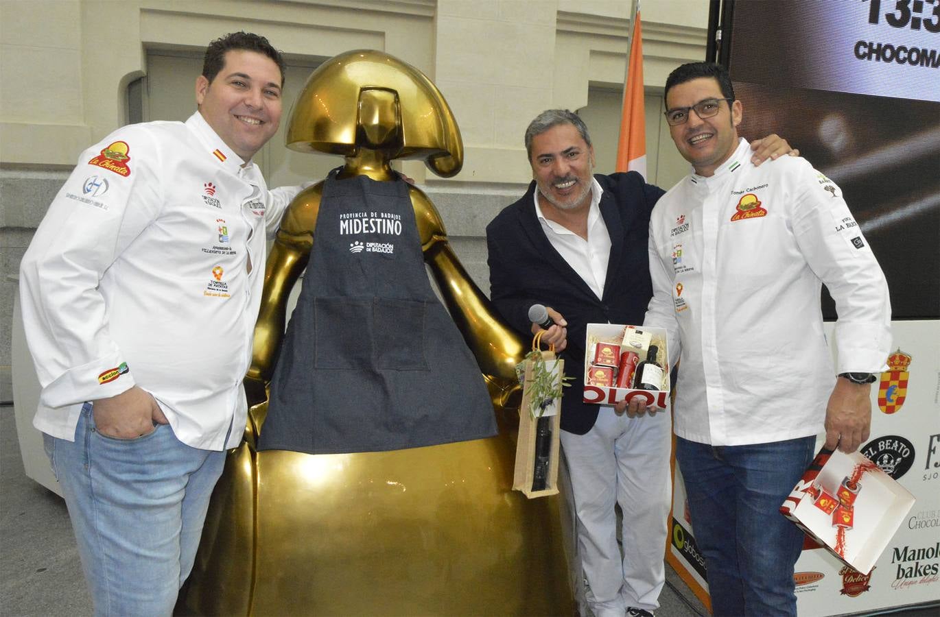 El pastelero villanovense Juan Antonio Parejo y el cocinero jerezano Tomás Carbonero han regresado «con muy buenas sensaciones y mejores expectativas» de la segunda edición del Salón Internacional del Chocolate de Madrid, celebrado el pasado fin de semana en el Palacio de Cibeles de la capital madrileña.