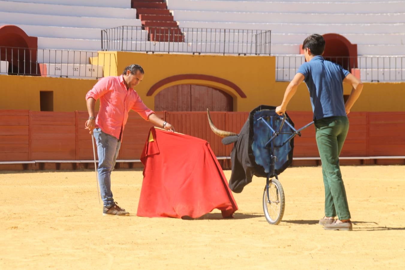 La Asociación cultural tuarina 'Conde de la Corte' de Jerez de los Caballeros ha celebrado este sábado su tradicional comida, una cita abierta a la convivencia entre socios y aficionados, que en esta edición ha servido de marco para rendir un emotivo homenaje a Francisco Gata, miembro de la misma, y como siempre para disfrutar de la cultura del mundo del toro, con una exhibición de toreo de salón por parte de alumnos del Patronato de la Escuela de Tauromaquia de la Diputación de Badajoz.