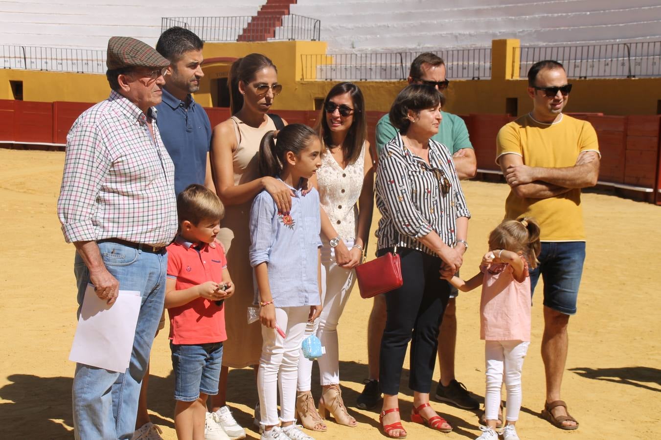 La Asociación cultural tuarina 'Conde de la Corte' de Jerez de los Caballeros ha celebrado este sábado su tradicional comida, una cita abierta a la convivencia entre socios y aficionados, que en esta edición ha servido de marco para rendir un emotivo homenaje a Francisco Gata, miembro de la misma, y como siempre para disfrutar de la cultura del mundo del toro, con una exhibición de toreo de salón por parte de alumnos del Patronato de la Escuela de Tauromaquia de la Diputación de Badajoz.