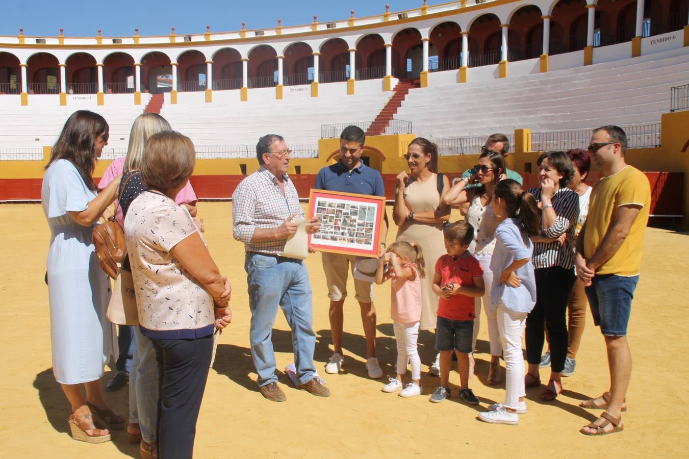 La Asociación cultural tuarina 'Conde de la Corte' de Jerez de los Caballeros ha celebrado este sábado su tradicional comida, una cita abierta a la convivencia entre socios y aficionados, que en esta edición ha servido de marco para rendir un emotivo homenaje a Francisco Gata, miembro de la misma, y como siempre para disfrutar de la cultura del mundo del toro, con una exhibición de toreo de salón por parte de alumnos del Patronato de la Escuela de Tauromaquia de la Diputación de Badajoz.