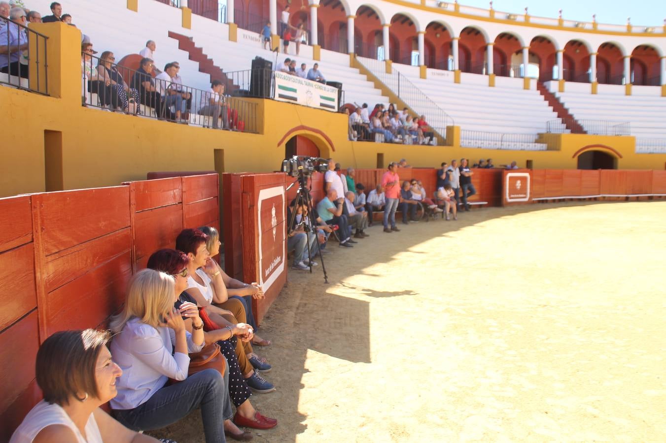 La Asociación cultural tuarina 'Conde de la Corte' de Jerez de los Caballeros ha celebrado este sábado su tradicional comida, una cita abierta a la convivencia entre socios y aficionados, que en esta edición ha servido de marco para rendir un emotivo homenaje a Francisco Gata, miembro de la misma, y como siempre para disfrutar de la cultura del mundo del toro, con una exhibición de toreo de salón por parte de alumnos del Patronato de la Escuela de Tauromaquia de la Diputación de Badajoz.