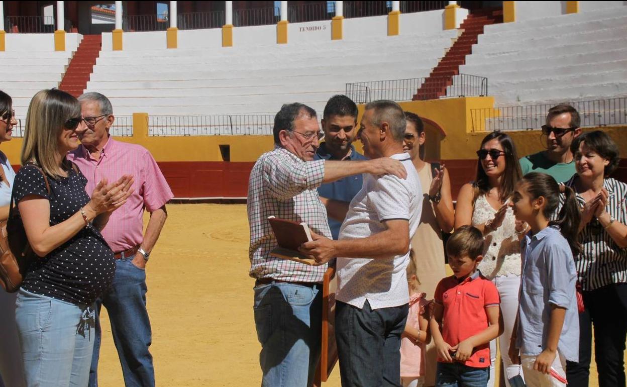 Paco Gata recibiendo el abrazo del presidente de la Asociación cultural taurina 'Conde de la Corte', Francisco Rico.