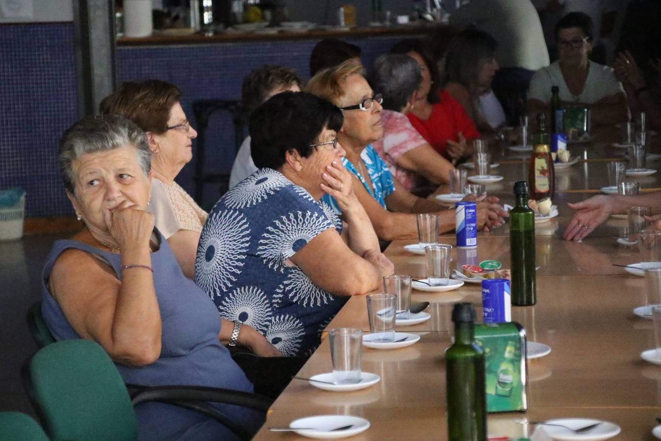 Jerez de los Caballeros celebra la 'Semana del Mayor' con un amplio programa de actividades, organizado por el Ayuntamiento del municipio con la colaboración del Hogar de Mayores 'Mari Sousa', Cruz Roja y Academia de Salvador y Rosa.El Hogar de Mayores 'Mari Sousa' se convertirá, así, en escenario de talleres, charlas, actividades lúdicas y para la salud. Las citadas actividades han dado comienzo, esta mañana, con la celebración de un desayuno saludable.
