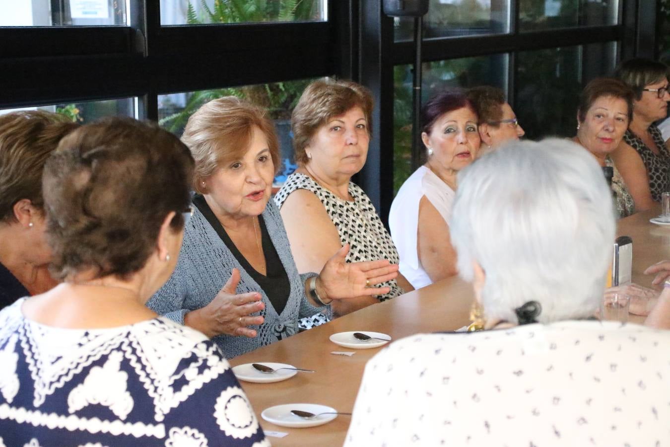 Jerez de los Caballeros celebra la 'Semana del Mayor' con un amplio programa de actividades, organizado por el Ayuntamiento del municipio con la colaboración del Hogar de Mayores 'Mari Sousa', Cruz Roja y Academia de Salvador y Rosa.El Hogar de Mayores 'Mari Sousa' se convertirá, así, en escenario de talleres, charlas, actividades lúdicas y para la salud. Las citadas actividades han dado comienzo, esta mañana, con la celebración de un desayuno saludable.