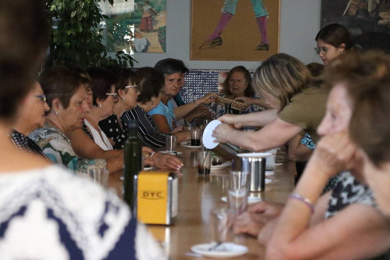 Jerez de los Caballeros celebra la 'Semana del Mayor' con un amplio programa de actividades, organizado por el Ayuntamiento del municipio con la colaboración del Hogar de Mayores 'Mari Sousa', Cruz Roja y Academia de Salvador y Rosa.El Hogar de Mayores 'Mari Sousa' se convertirá, así, en escenario de talleres, charlas, actividades lúdicas y para la salud. Las citadas actividades han dado comienzo, esta mañana, con la celebración de un desayuno saludable.