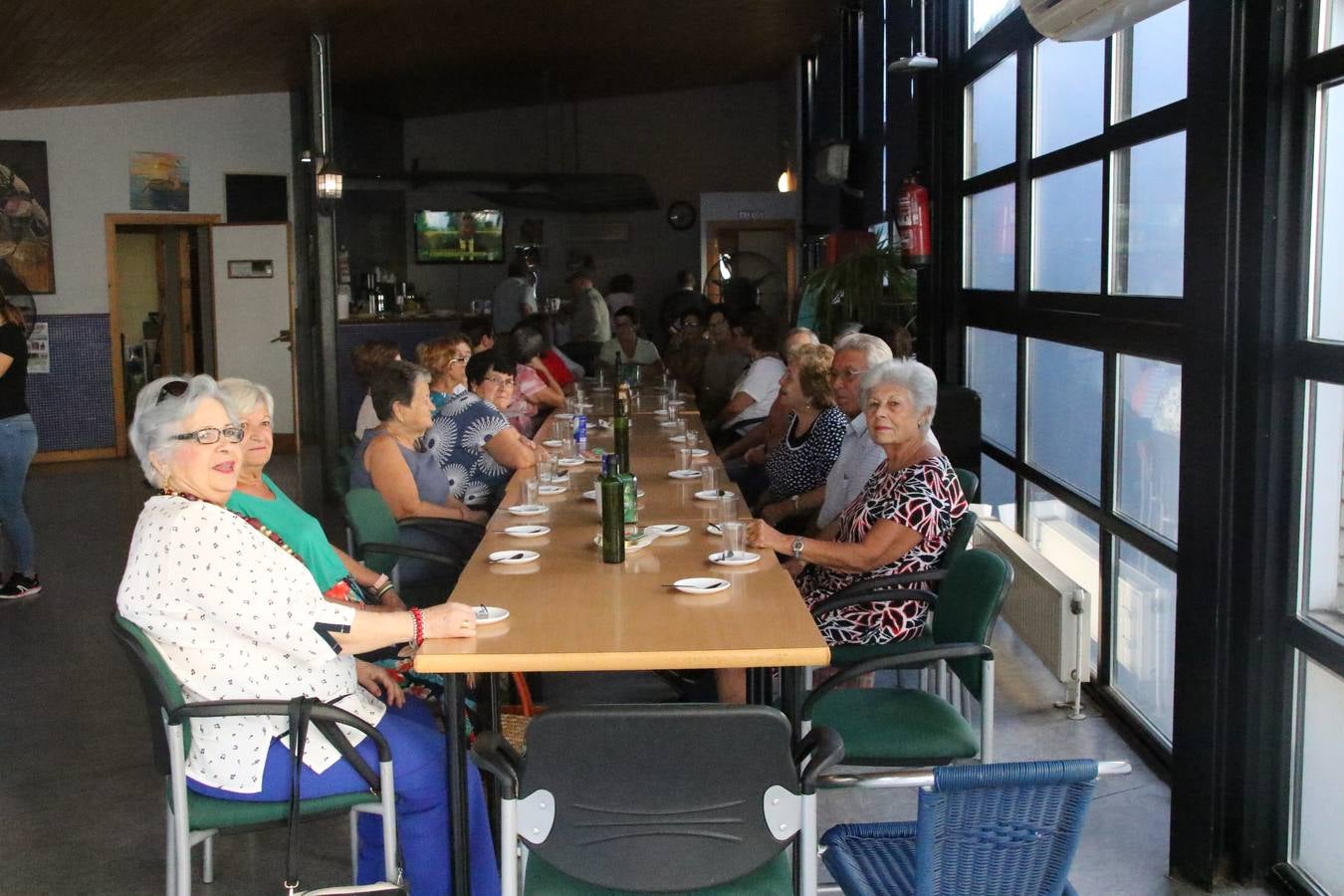 Jerez de los Caballeros celebra la 'Semana del Mayor' con un amplio programa de actividades, organizado por el Ayuntamiento del municipio con la colaboración del Hogar de Mayores 'Mari Sousa', Cruz Roja y Academia de Salvador y Rosa.El Hogar de Mayores 'Mari Sousa' se convertirá, así, en escenario de talleres, charlas, actividades lúdicas y para la salud. Las citadas actividades han dado comienzo, esta mañana, con la celebración de un desayuno saludable.