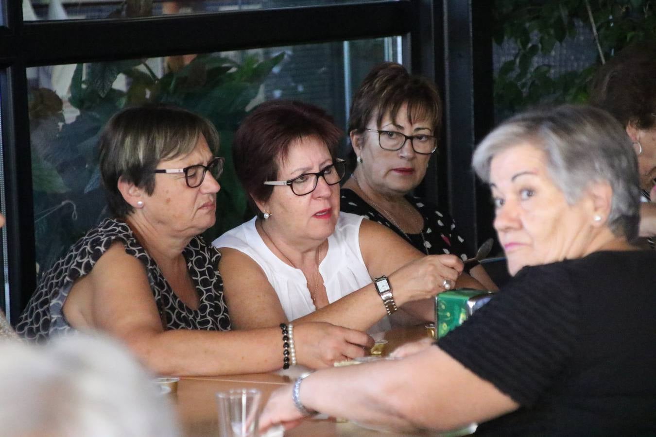 Jerez de los Caballeros celebra la 'Semana del Mayor' con un amplio programa de actividades, organizado por el Ayuntamiento del municipio con la colaboración del Hogar de Mayores 'Mari Sousa', Cruz Roja y Academia de Salvador y Rosa.El Hogar de Mayores 'Mari Sousa' se convertirá, así, en escenario de talleres, charlas, actividades lúdicas y para la salud. Las citadas actividades han dado comienzo, esta mañana, con la celebración de un desayuno saludable.