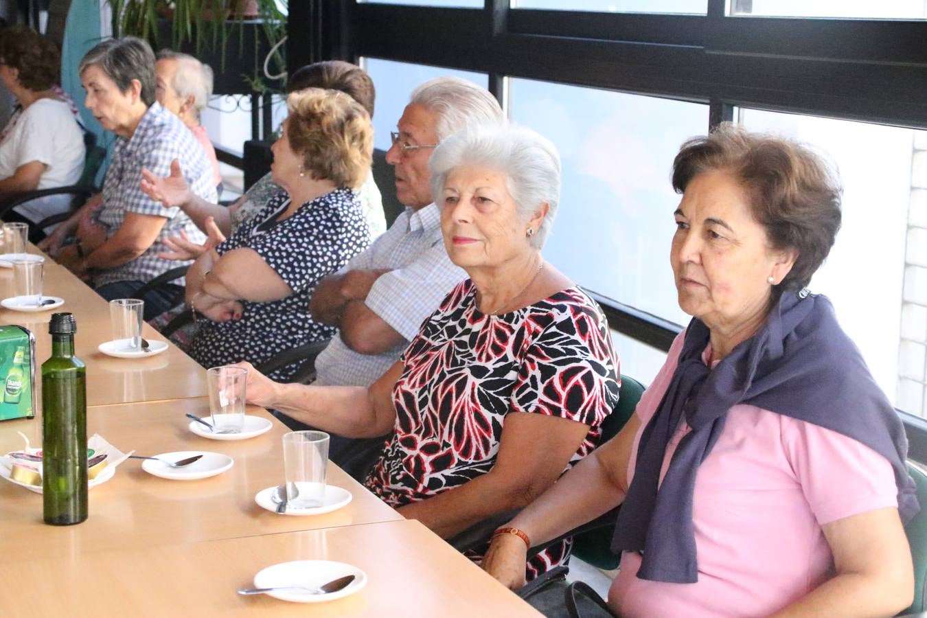 Jerez de los Caballeros celebra la 'Semana del Mayor' con un amplio programa de actividades, organizado por el Ayuntamiento del municipio con la colaboración del Hogar de Mayores 'Mari Sousa', Cruz Roja y Academia de Salvador y Rosa.El Hogar de Mayores 'Mari Sousa' se convertirá, así, en escenario de talleres, charlas, actividades lúdicas y para la salud. Las citadas actividades han dado comienzo, esta mañana, con la celebración de un desayuno saludable.
