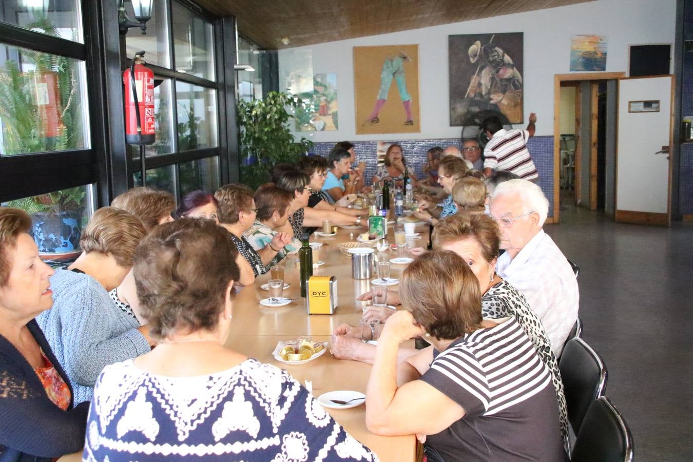 Jerez de los Caballeros celebra la 'Semana del Mayor' con un amplio programa de actividades, organizado por el Ayuntamiento del municipio con la colaboración del Hogar de Mayores 'Mari Sousa', Cruz Roja y Academia de Salvador y Rosa.El Hogar de Mayores 'Mari Sousa' se convertirá, así, en escenario de talleres, charlas, actividades lúdicas y para la salud. Las citadas actividades han dado comienzo, esta mañana, con la celebración de un desayuno saludable.
