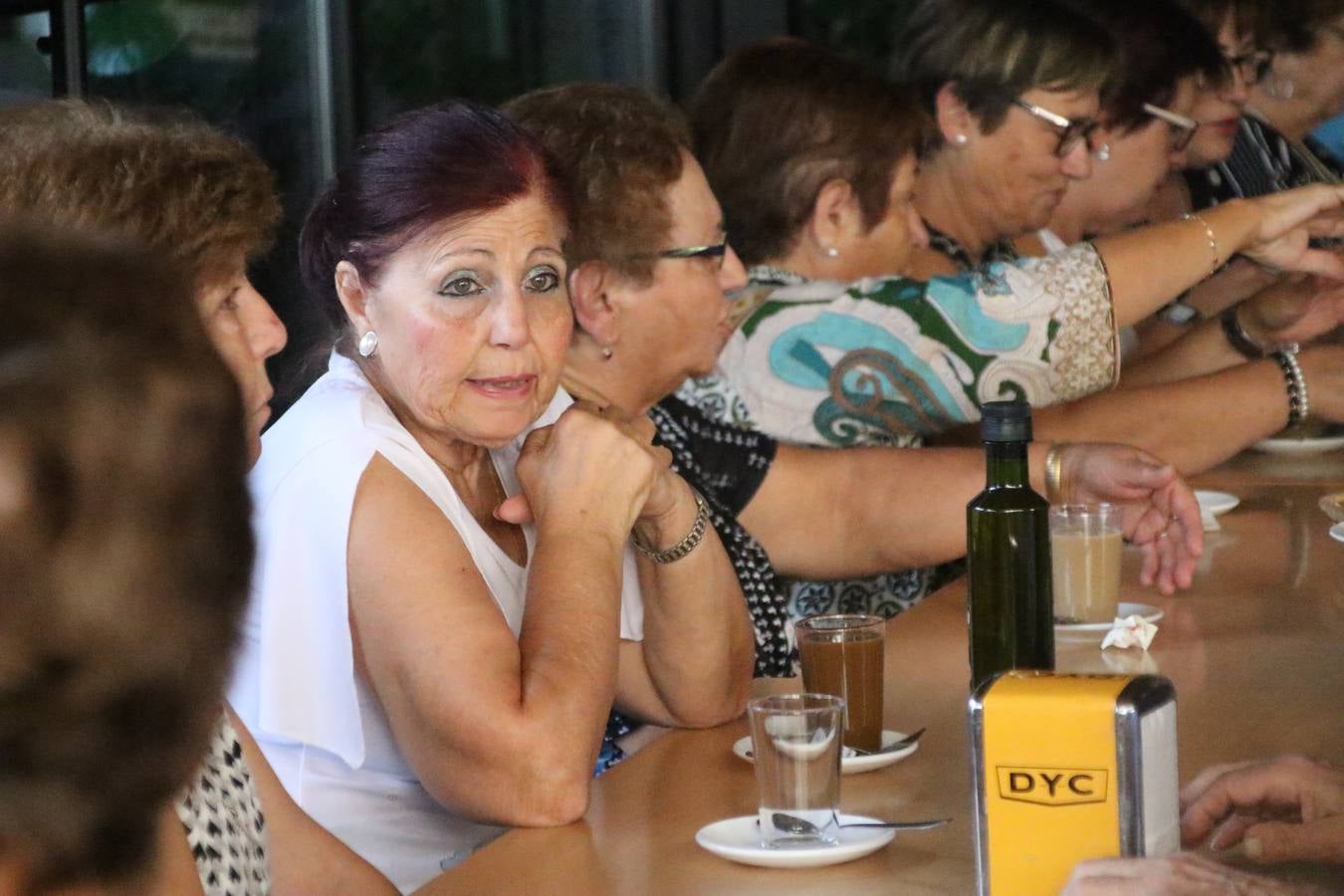 Jerez de los Caballeros celebra la 'Semana del Mayor' con un amplio programa de actividades, organizado por el Ayuntamiento del municipio con la colaboración del Hogar de Mayores 'Mari Sousa', Cruz Roja y Academia de Salvador y Rosa.El Hogar de Mayores 'Mari Sousa' se convertirá, así, en escenario de talleres, charlas, actividades lúdicas y para la salud. Las citadas actividades han dado comienzo, esta mañana, con la celebración de un desayuno saludable.