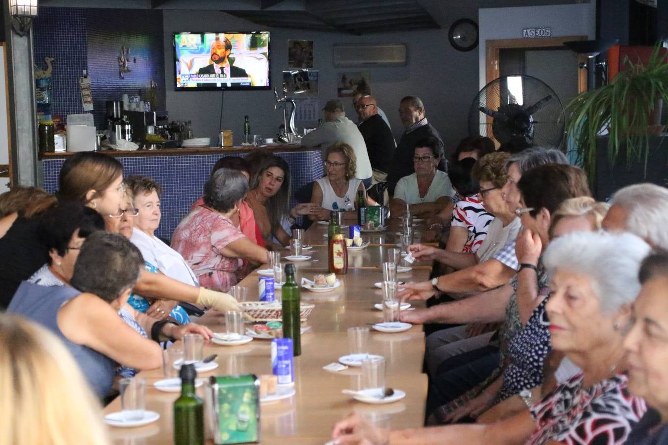 Jerez de los Caballeros celebra la 'Semana del Mayor' con un amplio programa de actividades, organizado por el Ayuntamiento del municipio con la colaboración del Hogar de Mayores 'Mari Sousa', Cruz Roja y Academia de Salvador y Rosa.El Hogar de Mayores 'Mari Sousa' se convertirá, así, en escenario de talleres, charlas, actividades lúdicas y para la salud. Las citadas actividades han dado comienzo, esta mañana, con la celebración de un desayuno saludable.