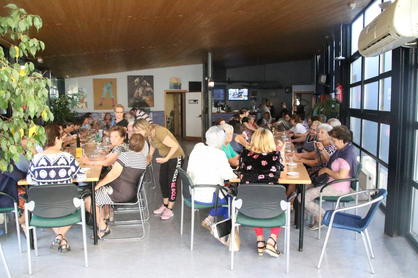 Jerez de los Caballeros celebra la 'Semana del Mayor' con un amplio programa de actividades, organizado por el Ayuntamiento del municipio con la colaboración del Hogar de Mayores 'Mari Sousa', Cruz Roja y Academia de Salvador y Rosa.El Hogar de Mayores 'Mari Sousa' se convertirá, así, en escenario de talleres, charlas, actividades lúdicas y para la salud. Las citadas actividades han dado comienzo, esta mañana, con la celebración de un desayuno saludable.