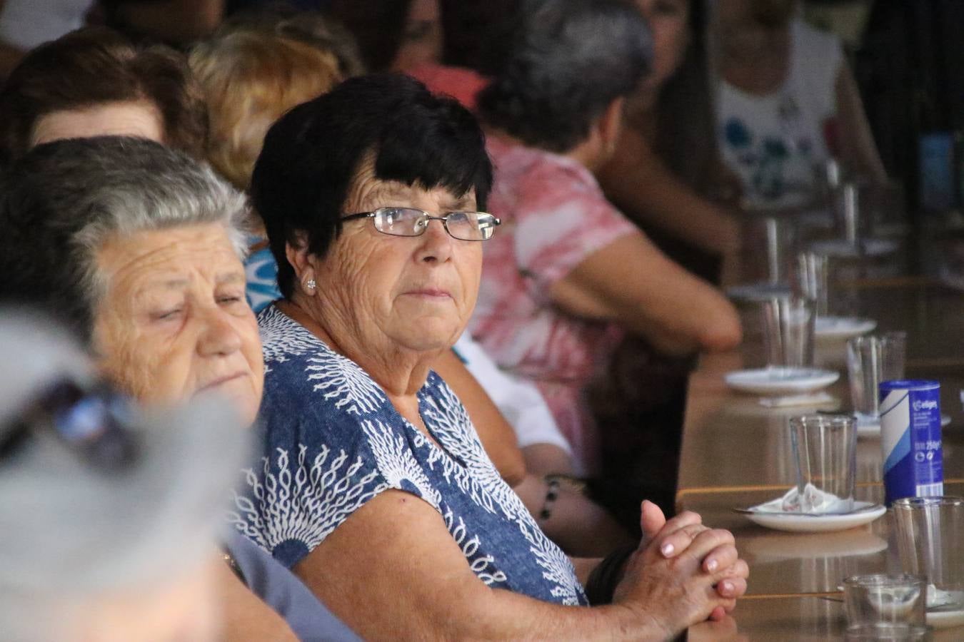 Jerez de los Caballeros celebra la 'Semana del Mayor' con un amplio programa de actividades, organizado por el Ayuntamiento del municipio con la colaboración del Hogar de Mayores 'Mari Sousa', Cruz Roja y Academia de Salvador y Rosa.El Hogar de Mayores 'Mari Sousa' se convertirá, así, en escenario de talleres, charlas, actividades lúdicas y para la salud. Las citadas actividades han dado comienzo, esta mañana, con la celebración de un desayuno saludable.