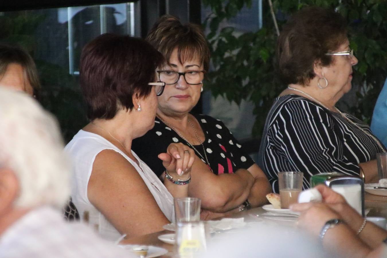 Jerez de los Caballeros celebra la 'Semana del Mayor' con un amplio programa de actividades, organizado por el Ayuntamiento del municipio con la colaboración del Hogar de Mayores 'Mari Sousa', Cruz Roja y Academia de Salvador y Rosa.El Hogar de Mayores 'Mari Sousa' se convertirá, así, en escenario de talleres, charlas, actividades lúdicas y para la salud. Las citadas actividades han dado comienzo, esta mañana, con la celebración de un desayuno saludable.