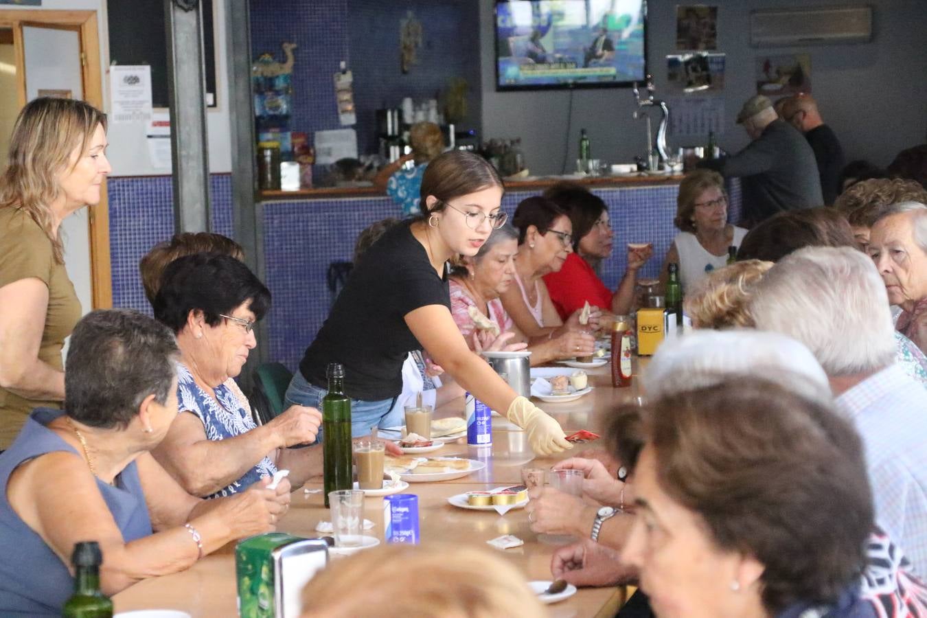 Jerez de los Caballeros celebra la 'Semana del Mayor' con un amplio programa de actividades, organizado por el Ayuntamiento del municipio con la colaboración del Hogar de Mayores 'Mari Sousa', Cruz Roja y Academia de Salvador y Rosa.El Hogar de Mayores 'Mari Sousa' se convertirá, así, en escenario de talleres, charlas, actividades lúdicas y para la salud. Las citadas actividades han dado comienzo, esta mañana, con la celebración de un desayuno saludable.
