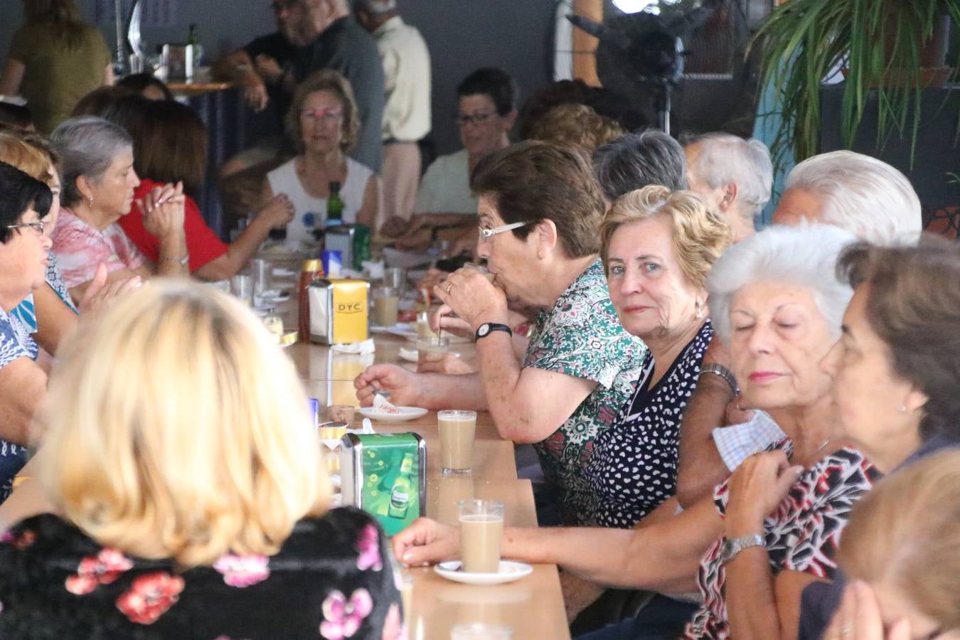 Jerez de los Caballeros celebra la 'Semana del Mayor' con un amplio programa de actividades, organizado por el Ayuntamiento del municipio con la colaboración del Hogar de Mayores 'Mari Sousa', Cruz Roja y Academia de Salvador y Rosa.El Hogar de Mayores 'Mari Sousa' se convertirá, así, en escenario de talleres, charlas, actividades lúdicas y para la salud. Las citadas actividades han dado comienzo, esta mañana, con la celebración de un desayuno saludable.