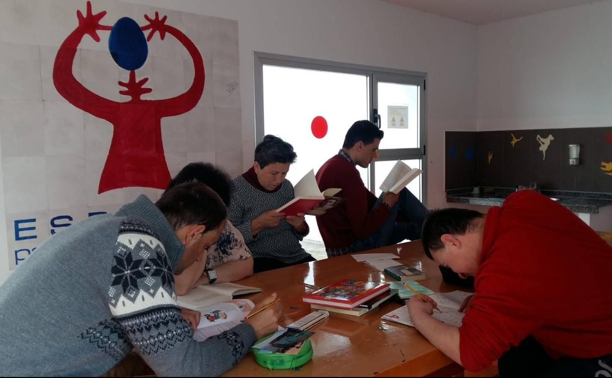 Personas usuarias de la Fundación Sorapán de Rieros participando en un taller en el Espacio para la Creación Joven.