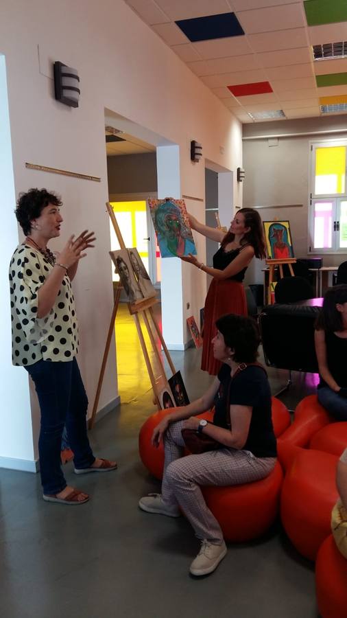 Charlas, exposiciones, un taller de Pilates, una exposición de pintura, testimonios, la realización de un mural..., fueron algunas de las actividades que ayer centraron las Jornadas de sensibilización organizadas por la Fundación Sorapán de Rieros con motivo del Día Mundial de la Salud Mental.La iniciativa tuvo como escenarios el auditorio del Conventual San Agustín y el Espacio para la Creación Joven. El encuentro comenzó por la mañana con un acto inaugural en el que Anabel Gallardo, técnica de la Fundación Sorapán de Rieros en Jerez de los Caballeros, agradeció el apoyo del Ayuntamiento de esta ciudad, la presencia de autoridades y la participación de profesores y alumnos de los Institutos 'Ramón Carande' y 'El Pomar'. En la primera parte de las Jornadas, María Iglesias, orientadora de la Fundación explicó la labor y programas que llevan a cabo en Extremadura, dando paso a la proyección de varios cortometrajes. El propósito principal de las actividades fue el de sensibilizar a la sociedad en la necesidad de eliminar prejuicios en torno a la enfermedad mental, trabajar en la normalización y en la igualdad de oportunidades a la hora de compartir espacios y tiempos.