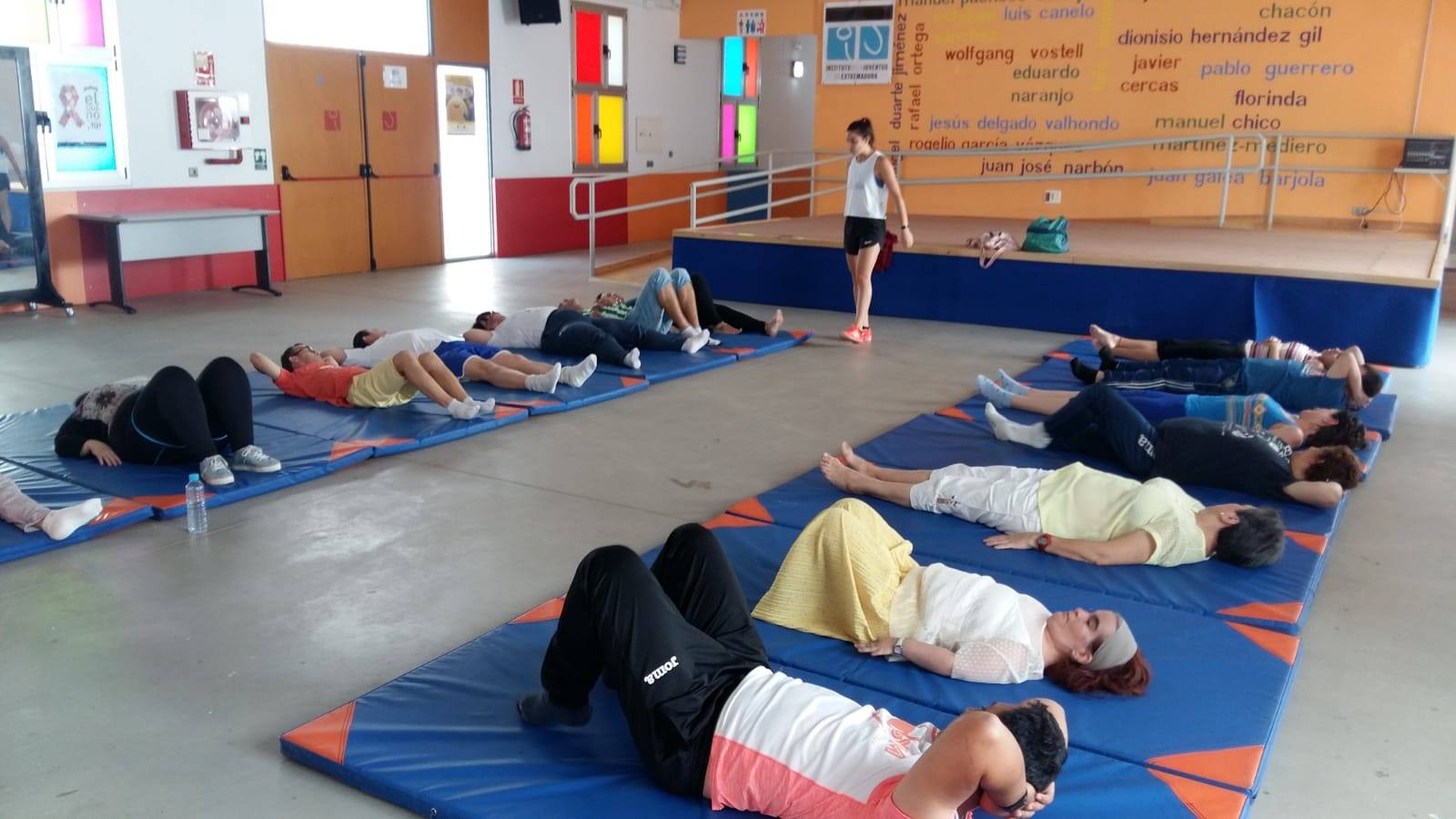 Charlas, exposiciones, un taller de Pilates, una exposición de pintura, testimonios, la realización de un mural..., fueron algunas de las actividades que ayer centraron las Jornadas de sensibilización organizadas por la Fundación Sorapán de Rieros con motivo del Día Mundial de la Salud Mental.La iniciativa tuvo como escenarios el auditorio del Conventual San Agustín y el Espacio para la Creación Joven. El encuentro comenzó por la mañana con un acto inaugural en el que Anabel Gallardo, técnica de la Fundación Sorapán de Rieros en Jerez de los Caballeros, agradeció el apoyo del Ayuntamiento de esta ciudad, la presencia de autoridades y la participación de profesores y alumnos de los Institutos 'Ramón Carande' y 'El Pomar'. En la primera parte de las Jornadas, María Iglesias, orientadora de la Fundación explicó la labor y programas que llevan a cabo en Extremadura, dando paso a la proyección de varios cortometrajes. El propósito principal de las actividades fue el de sensibilizar a la sociedad en la necesidad de eliminar prejuicios en torno a la enfermedad mental, trabajar en la normalización y en la igualdad de oportunidades a la hora de compartir espacios y tiempos.