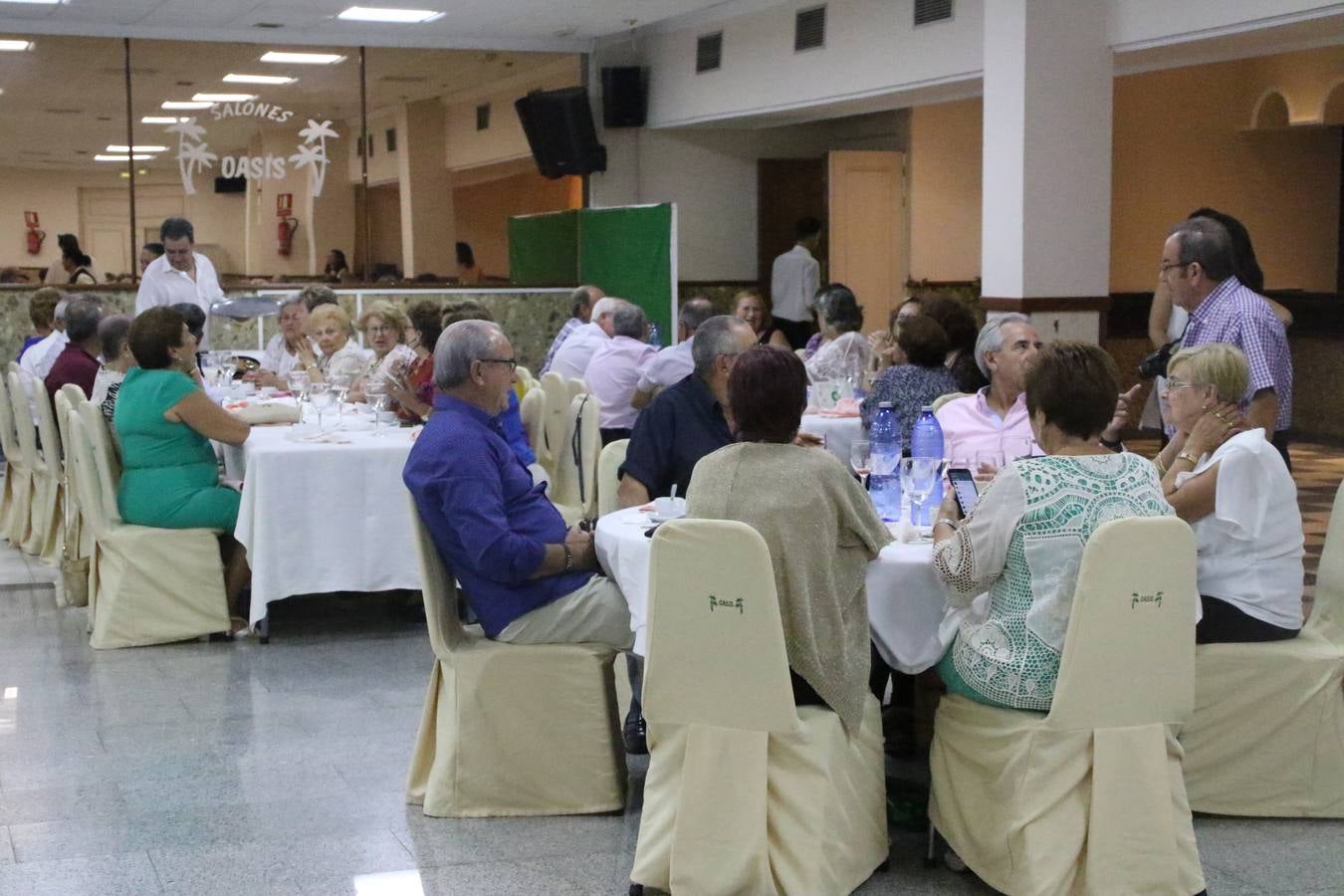 El Hogar de Mayores 'Mari Sousa' de Jerez de los Caballeros celebró, ayer, su XVII Aniversario con una comida y convivencia en el hotel restaurante 'Oasis'. La cita sirvió de marco para homenajear a 7 parejas que, este año, celebran sus bodas de oro.