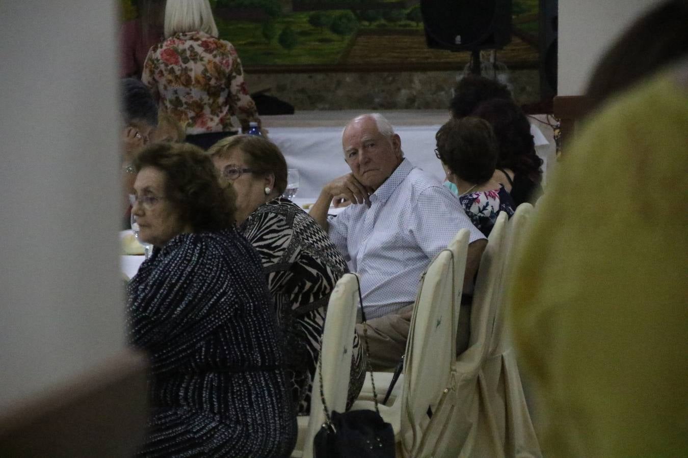 El Hogar de Mayores 'Mari Sousa' de Jerez de los Caballeros celebró, ayer, su XVII Aniversario con una comida y convivencia en el hotel restaurante 'Oasis'. La cita sirvió de marco para homenajear a 7 parejas que, este año, celebran sus bodas de oro.