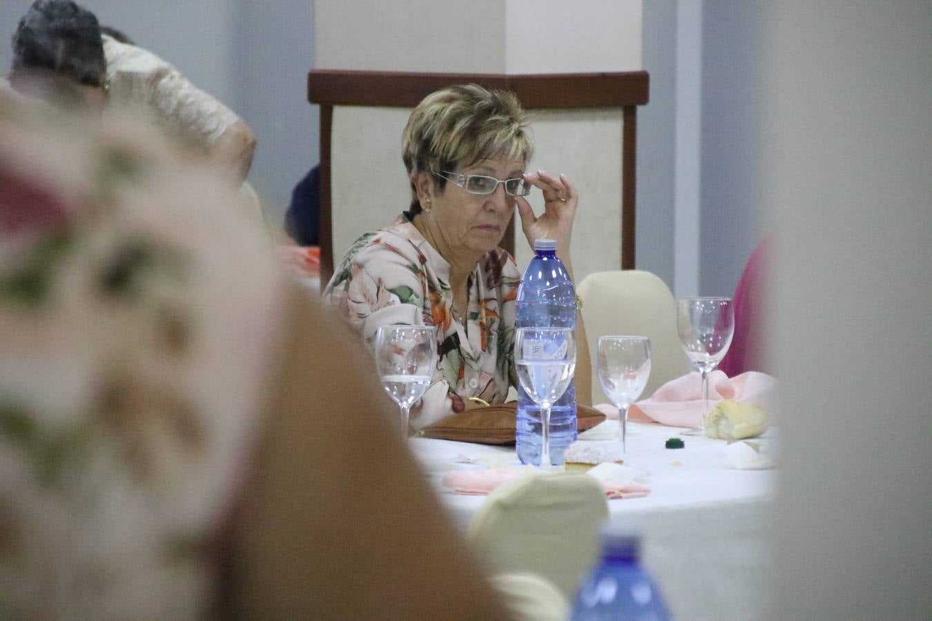 El Hogar de Mayores 'Mari Sousa' de Jerez de los Caballeros celebró, ayer, su XVII Aniversario con una comida y convivencia en el hotel restaurante 'Oasis'. La cita sirvió de marco para homenajear a 7 parejas que, este año, celebran sus bodas de oro.