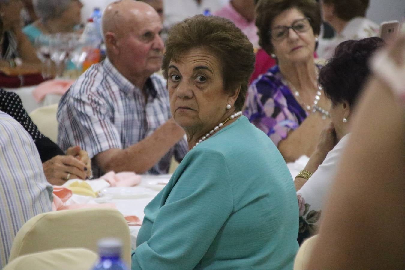 El Hogar de Mayores 'Mari Sousa' de Jerez de los Caballeros celebró, ayer, su XVII Aniversario con una comida y convivencia en el hotel restaurante 'Oasis'. La cita sirvió de marco para homenajear a 7 parejas que, este año, celebran sus bodas de oro.