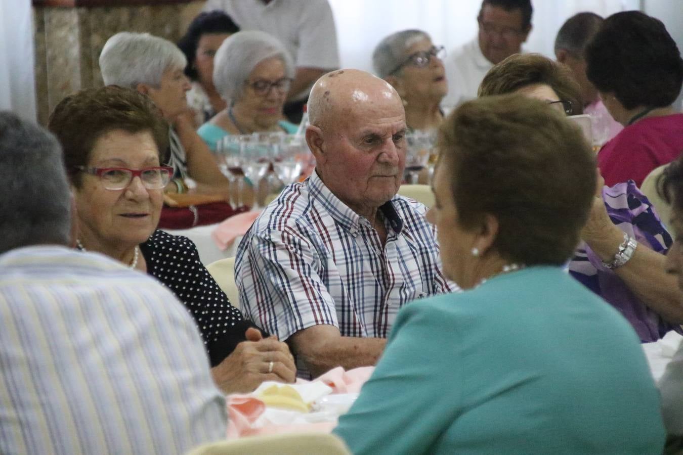 El Hogar de Mayores 'Mari Sousa' de Jerez de los Caballeros celebró, ayer, su XVII Aniversario con una comida y convivencia en el hotel restaurante 'Oasis'. La cita sirvió de marco para homenajear a 7 parejas que, este año, celebran sus bodas de oro.