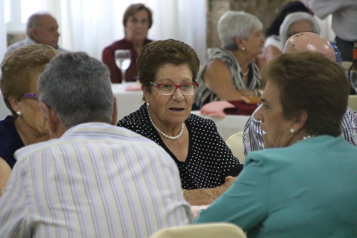 El Hogar de Mayores 'Mari Sousa' de Jerez de los Caballeros celebró, ayer, su XVII Aniversario con una comida y convivencia en el hotel restaurante 'Oasis'. La cita sirvió de marco para homenajear a 7 parejas que, este año, celebran sus bodas de oro.