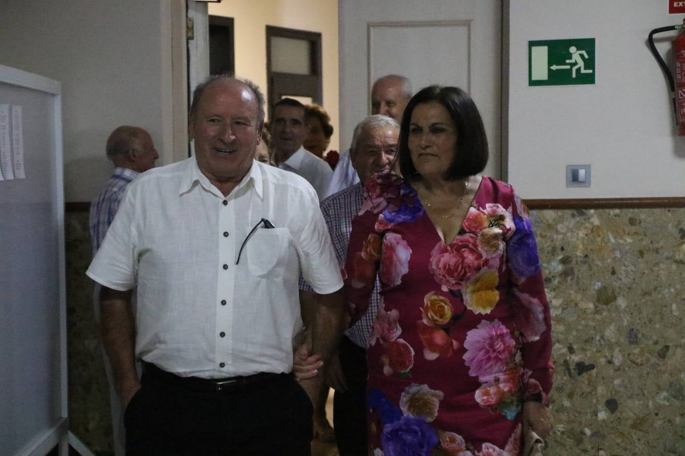 El Hogar de Mayores 'Mari Sousa' de Jerez de los Caballeros celebró, ayer, su XVII Aniversario con una comida y convivencia en el hotel restaurante 'Oasis'. La cita sirvió de marco para homenajear a 7 parejas que, este año, celebran sus bodas de oro.