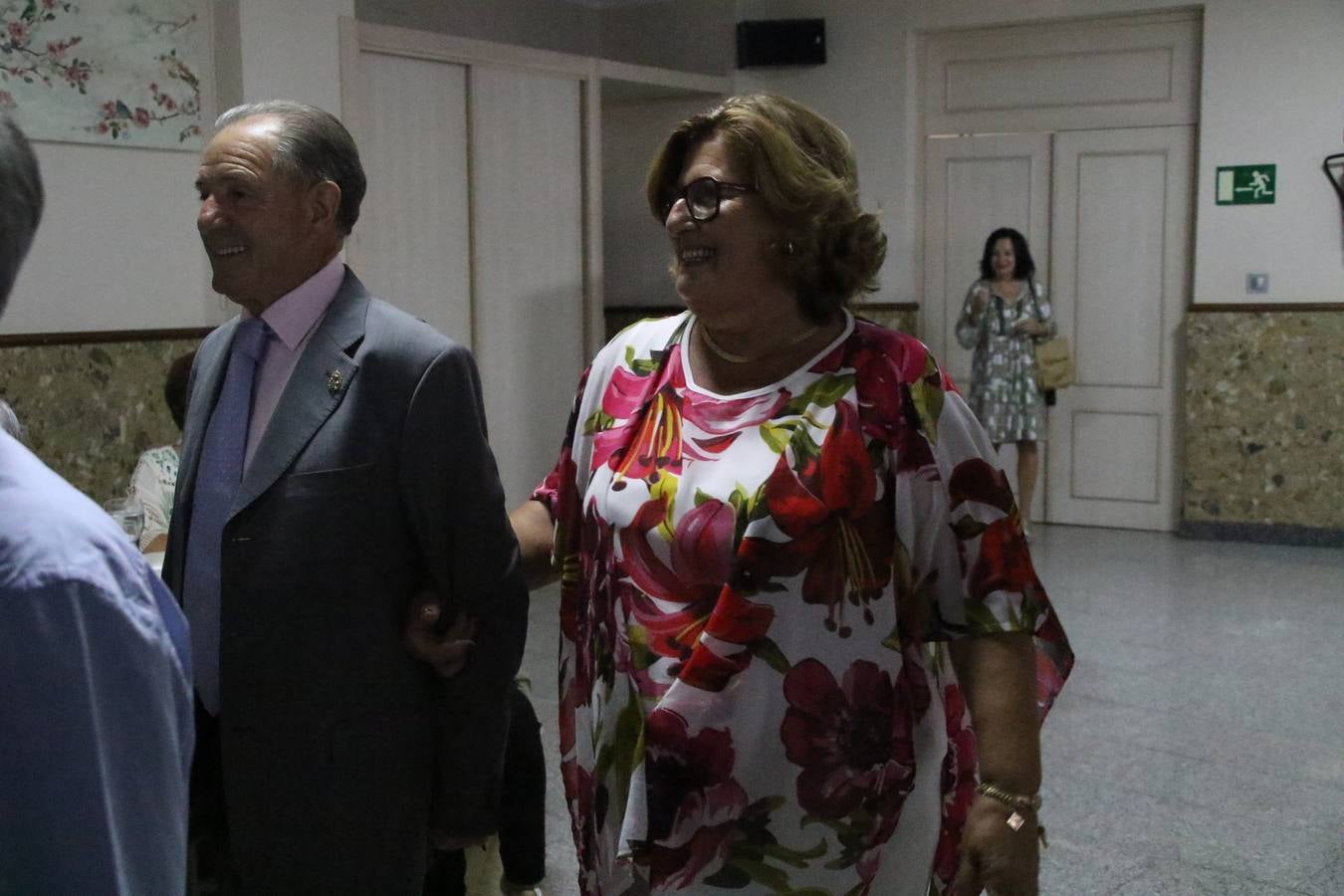 El Hogar de Mayores 'Mari Sousa' de Jerez de los Caballeros celebró, ayer, su XVII Aniversario con una comida y convivencia en el hotel restaurante 'Oasis'. La cita sirvió de marco para homenajear a 7 parejas que, este año, celebran sus bodas de oro.