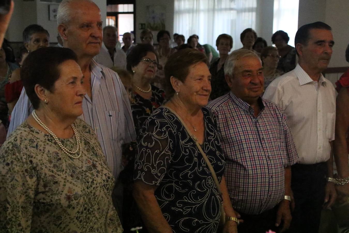 El Hogar de Mayores 'Mari Sousa' de Jerez de los Caballeros celebró, ayer, su XVII Aniversario con una comida y convivencia en el hotel restaurante 'Oasis'. La cita sirvió de marco para homenajear a 7 parejas que, este año, celebran sus bodas de oro.