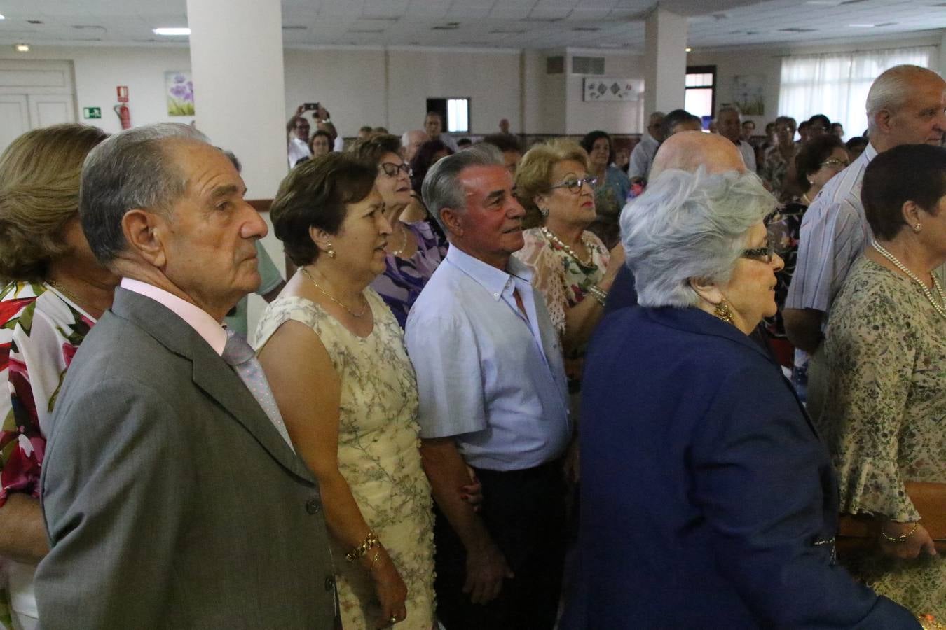 El Hogar de Mayores 'Mari Sousa' de Jerez de los Caballeros celebró, ayer, su XVII Aniversario con una comida y convivencia en el hotel restaurante 'Oasis'. La cita sirvió de marco para homenajear a 7 parejas que, este año, celebran sus bodas de oro.