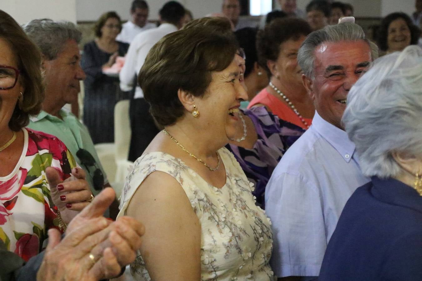 El Hogar de Mayores 'Mari Sousa' de Jerez de los Caballeros celebró, ayer, su XVII Aniversario con una comida y convivencia en el hotel restaurante 'Oasis'. La cita sirvió de marco para homenajear a 7 parejas que, este año, celebran sus bodas de oro.